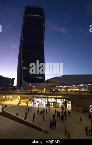 Ein schönes Bild der Hadid Turm aus der Ferne mit Blick auf das CityLife Einkaufszentrum unterhalb, in der Dämmerung Stockfoto