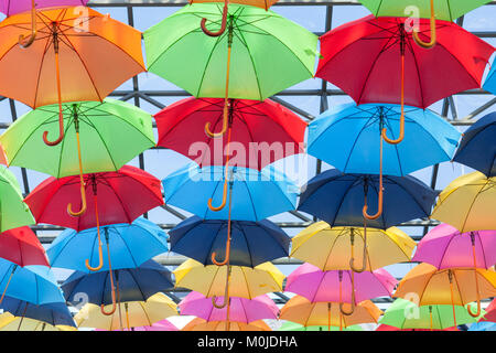 Landschaft aus einer Vielzahl von bunten Sonnenschirmen. Stockfoto