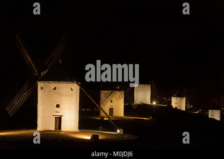 Windmühlen in der Nacht, Don Quixote Route in Consuegra, Toledo, Spanien provinde Stockfoto