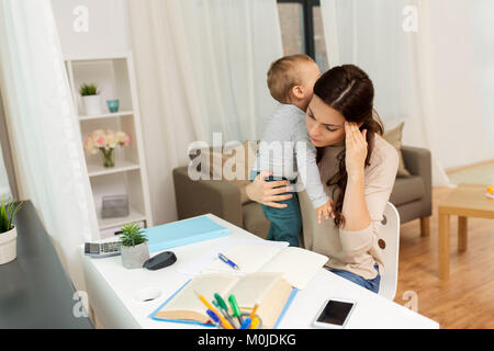 Mutter mit Baby lernen Zuhause Stockfoto