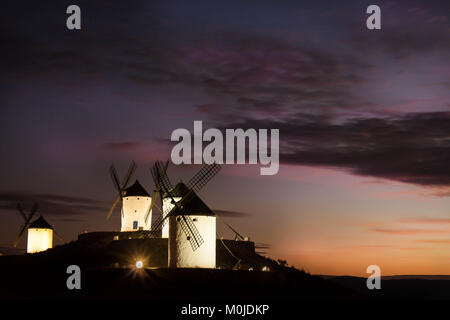 Windmühlen in der Nacht, Don Quixote Route in Consuegra, Toledo, Spanien provinde Stockfoto