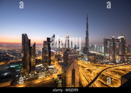 Sunrise Farben über Dubai Downtown District während der Dämmerung. Dubai, VAE. Stockfoto