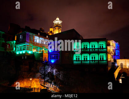 Die Festung Narikala und öffentliche Schwefelsäure Badewanne mit bunten Lichtern in der Nacht im Zentrum von Tiflis, Georgien Stockfoto