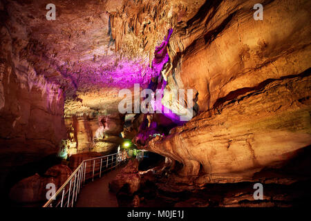 Unterirdische Höhle Sataplia mit bunten Beleuchtung in Kutaissi, Georgien Stockfoto