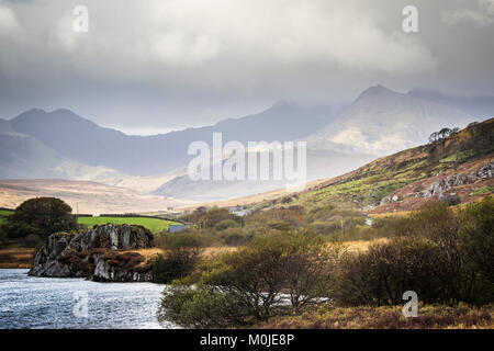 Ansicht der Snowdon von Llynnau Mymbyr See, Snowdonia, Gwynedd, Wales Stockfoto