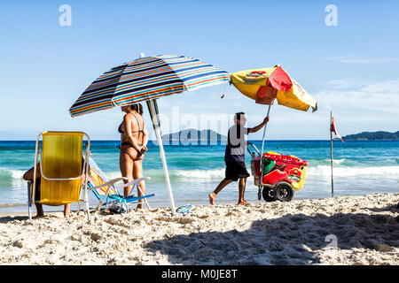 Strandverkäufer, der mit einem Eiswagen am Acores Beach läuft. Florianopolis, Santa Catarina, Brasilien. Stockfoto