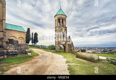 Glockenturm vor bagrati Kirche bei bedecktem Himmel in Kutaissi, Georgien Stockfoto