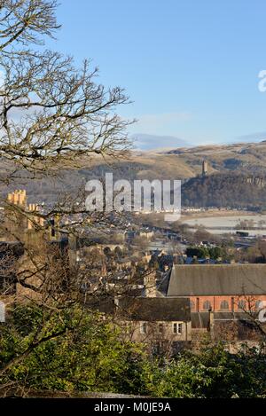 Ein Blick über die Dächer von Stirling auf das Wallace Monument und die Ochil Hills, Schottland, Großbritannien Stockfoto