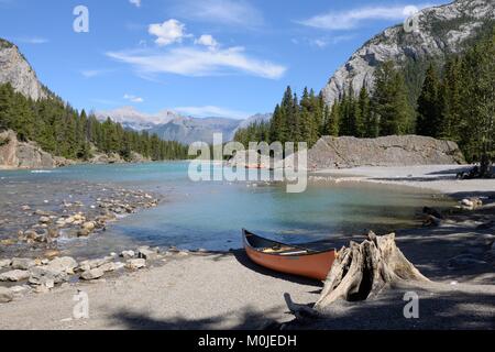 Ein Kajak auf dem Kies Ufer des Bow River in Banff, Alberta, Kanada. Stockfoto