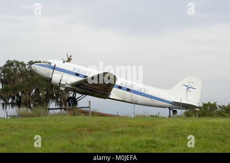 Die DC-3 auf der Autobahn 4 in der Nähe von Polk Stadt, Werbung Fantasy Flight, Florida, USA Stockfoto