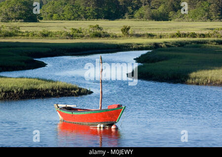 Einem verankerten sailing Dory, macht eine bildende Kunst entlang der Hering Fluss in Harwich Port, Massachusetts, Cape Cod, USA Stockfoto