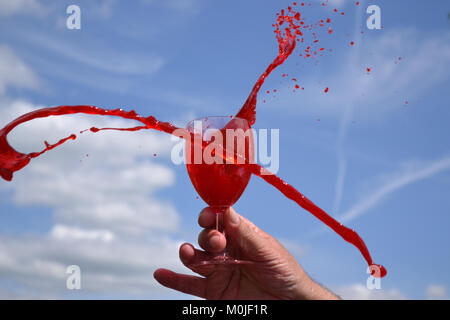 Rotwein Glas gegen den blauen Himmel Stockfoto