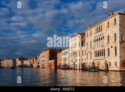 Blick auf den Canal Grande mit alten schönen Palast mit verschiedenen architektonischen Stilen und Wolken, im historischen Zentrum von Venedig Stockfoto