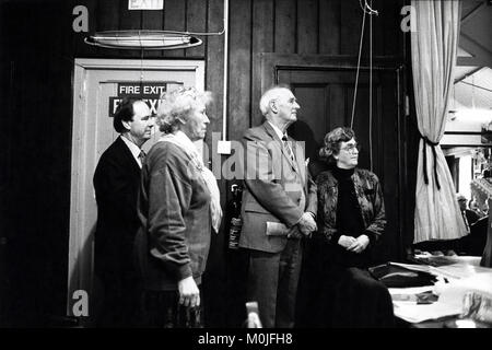 Die Mitglieder des Ausschusses beobachten, Leistung von der Seite der Bühne im Village Hall kleine eisteddfod an Llangynidr, Powys, Wales, Großbritannien Stockfoto
