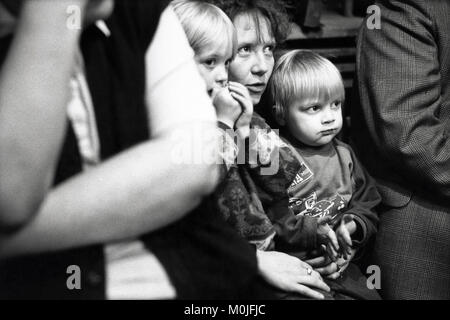 Frau und Kinder aufpassen auf die Bühne vom Publikum im Village Hall kleine eisteddfod Llangynidr Powys Wales UK Stockfoto