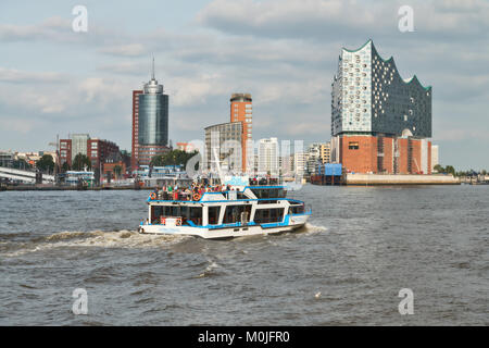 HANBURG, Deutschland - 12. AUGUST 2015: Boot mit Touristen geht auf die Elbe in Richtung Elbphilharmonie, ein Konzertsaal im Hafen Stadt Hamburg Stockfoto