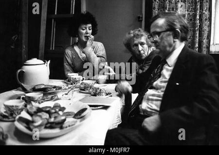 Die Mitglieder des Ausschusses in Kaffee & Kuchen backstage bei Village Hall kleine eisteddfod Llangynidr Powys Wales UK Stockfoto