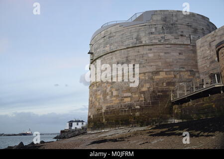 Der runde Turm bei Ebbe, Portsmouth, Großbritannien Stockfoto