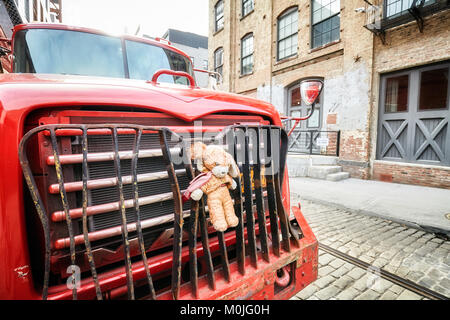 New York, USA - 24. Mai 2017: Plüsch Maskottchen befestigt, um einen Lastwagen Stoßfänger geparkt auf einer Straße in Brooklyn Dumbo. Stockfoto