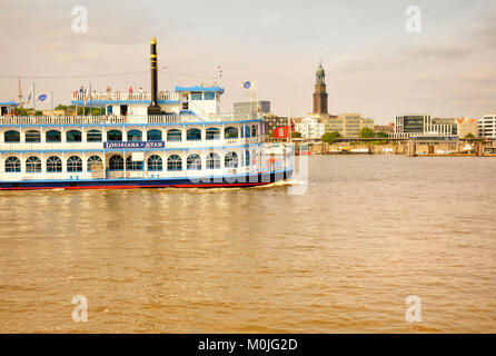 HANBURG, Deutschland - 12. AUGUST 2015: Louisiana Star Hinterrad Dampfgarer voll von Touristen geht auf der Elbe in Hamburg, Deutschland Stockfoto