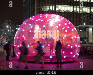 Besucher sehen eine interaktive Installation aufgerufen, Sonic, leichte Noppen, Teil der Winter Lights Festival in Canary Wharf, London, Großbritannien, 14., 2018. Stockfoto