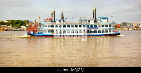 HANBURG, Deutschland - 12. AUGUST 2015: Louisiana Star Hinterrad Dampfgarer voll von Touristen geht auf der Elbe in Hamburg, Deutschland. Panoramablick auf das Bild. Stockfoto