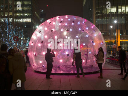 Besucher sehen eine interaktive Installation aufgerufen, Sonic, leichte Noppen, Teil der Winter Lights Festival in Canary Wharf, London, Großbritannien, 14., 2018. Stockfoto