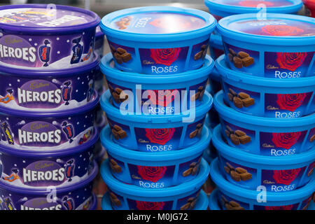 Wannen von Cadbury's Helden und Cadbury Roses auf Verkauf in einem Supermarkt zu speichern. Stockfoto