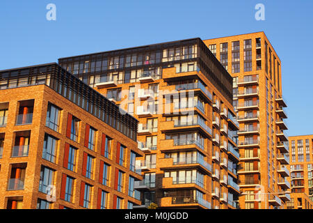 Ein Blick auf die Themse riverside Wohn- Hochhäuser, East London Stockfoto