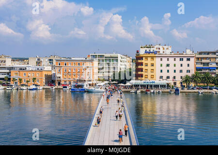 ZADAR, KROATIEN - 14. SEPTEMBER: Ansicht des Zadarer Uferpromenade Architektur und Hafen, am 14. September 2016 in Zadar Stockfoto