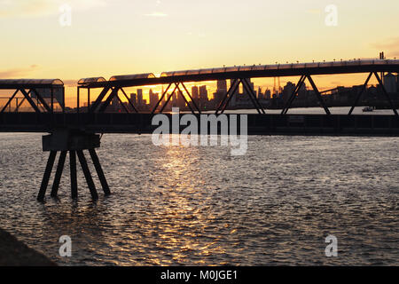 Sonnenuntergang auf der Suche nach Westen entlang der Themse von Woolwich zum Finanzviertel Canary Wharf Stockfoto