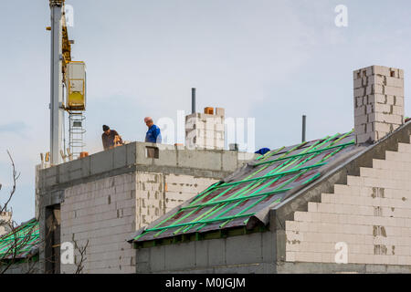 SOPOT, Polen - 31. März 2017: Bauarbeiter auf der Baustelle in einem modernen Apartmenthaus. Stockfoto