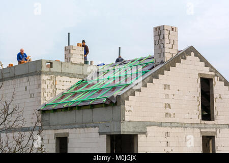 SOPOT, Polen - 31. März 2017: Bauarbeiter auf der Baustelle in einem modernen Apartmenthaus. Stockfoto