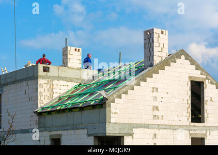 SOPOT, Polen - 31. März 2017: Bauarbeiter auf der Baustelle in einem modernen Apartmenthaus. Stockfoto