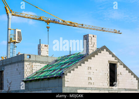 SOPOT, Polen - 31. März 2017: großer Kran und Apartment Gebäude im Bau. Stockfoto