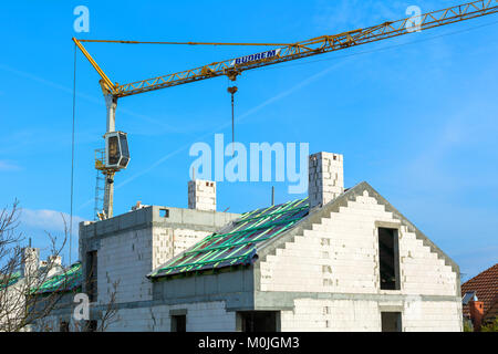 SOPOT, Polen - 31. März 2017: großer Kran und Apartment Gebäude im Bau. Stockfoto