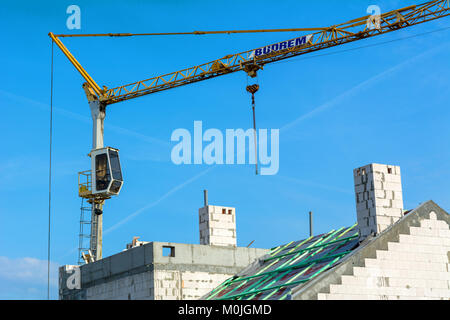 SOPOT, Polen - 31. März 2017: großer Kran und Apartment Gebäude im Bau. Stockfoto