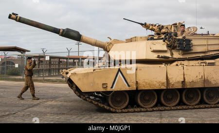 Us-Marines mit Firma A, 4th Tank Battalion, 4th Marine Division, Marine Reserve, bereiten Sie die M1A1 Abrams Kampfpanzer für ein Feld Training an Bord Camp Pendleton, Calif., 18.01.2017. Stockfoto