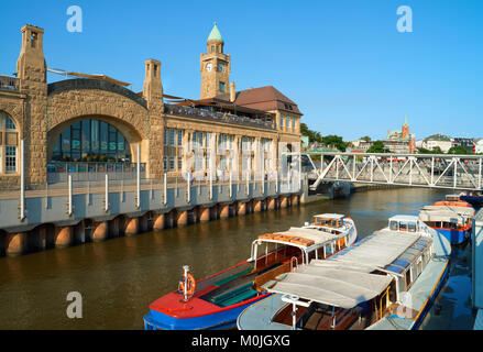 HAMBURG, DEUTSCHLAND - 13. AUGUST 2015: Hamburg, St. Pauli Landungsbrücken, Landeplatz für Fahrgastschiffe im Hafen, von der Seite der Elbe mit b Stockfoto