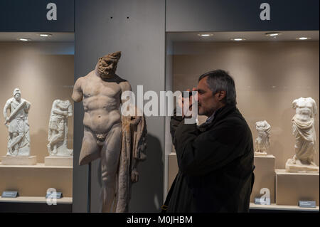 Rom, Italien. Touristische nimmt ein Foto im Antiquarium Museum, Villa dei Quintili. Stockfoto