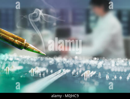 Nahaufnahme auf einem heißen Lötkolben im Service Center, flacher, DOW, technischer Hintergrund Stockfoto