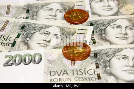 Tschechische Münze auf den verschiedenen tschechischen Banknoten Geld wie Hintergrund. Stockfoto