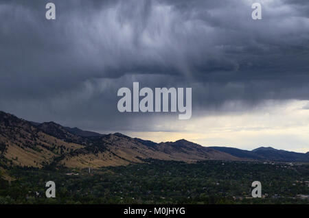 Regen Wolken über Boulder, CO Stockfoto