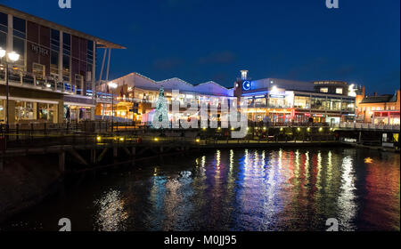 Allgemeine Ansicht von Mermaid Quay in der Nacht an der Cardiff Bay, Wales, UK. Stockfoto