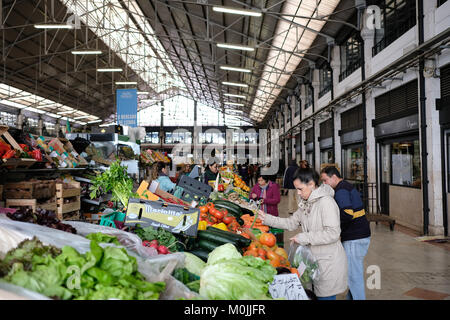 Die öffentlichen Märkte sind immer ein Muss, an Orte zu erhalten, zu verbessern, wie die Einheimischen leben, und Essen, besuchen. Diese Bilder sind von der in Lissabon. Stockfoto