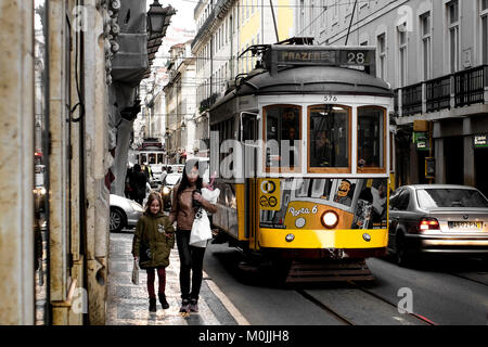 Die alten und romantischen Suche nach der elektrischen Straßenbahnen von Lissabon, Portugal gehen auf und ab der Hügel der Stadt. Stockfoto