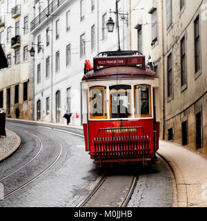 Die alten und romantischen Suche nach der elektrischen Straßenbahnen von Lissabon, Portugal gehen auf und ab der Hügel der Stadt. Stockfoto