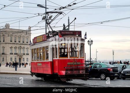 Die alten und romantischen Suche nach der elektrischen Straßenbahnen von Lissabon, Portugal gehen auf und ab der Hügel der Stadt. Stockfoto