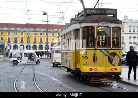 Die alten und romantischen Suche nach der elektrischen Straßenbahnen von Lissabon, Portugal gehen auf und ab der Hügel der Stadt. Stockfoto