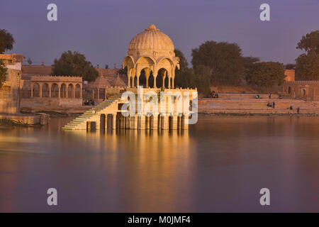 Der Sonnenuntergang am See Gadisar, Jaisalmer, Rajasthan, Indien Stockfoto